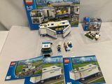 une boîte de véhicules de police Lego City posée sur une table