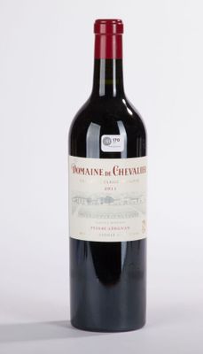 la bouteille de vin rouge est posée sur une surface blanche