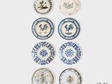 de nombreuses assiettes ornées de motifs variés