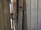 une image représentant un tas de bois dans une pièce