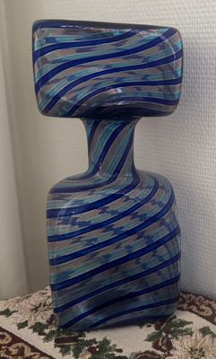 un vase en verre posé sur une table