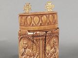 une image représentant une boîte en bois ornée de sculptures sur le dessus
