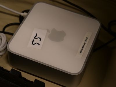 un ordinateur Apple blanc posé sur un bureau, avec un clavier et une souris