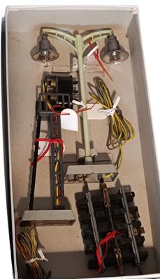 une boîte contenant tout un tas de fils électriques et de câbles