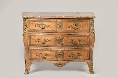 une petite commode surmontée d'un plateau en marbre