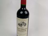 une bouteille de vin posée sur une table