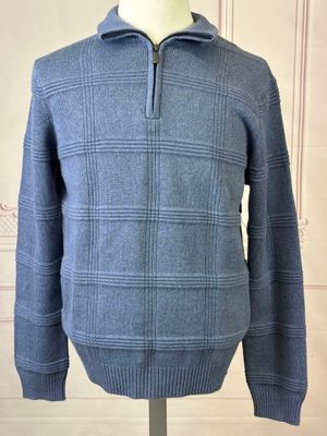 un pull bleu sur un mannequin, un mannequin, un mannequin, un mannequin, un mannequin, un mannequin, un mannequin, un mannequin, un mannequin