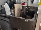 un évier de cuisine sale et encombré