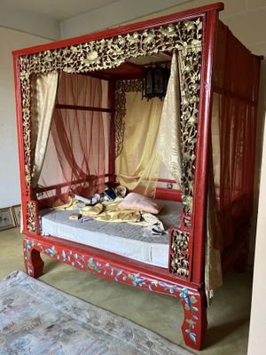 CHINE Lit à baldaquin en bois sculpté, ajouré, laqué rouge, …