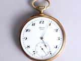 gros plan d'une montre de poche sur une surface blanche