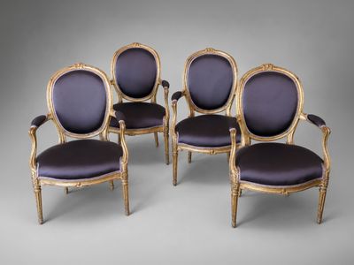 lot de quatre fauteuils de style Louis XVI