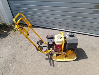 a small yellow machine that is sitting on the ground