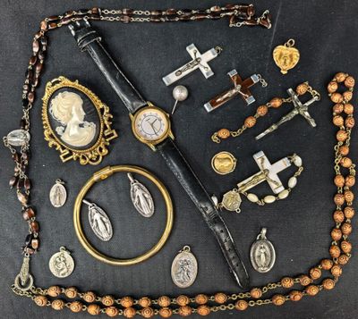 un assortiment d'objets religieux, notamment une croix, un chapelet et d'autres objets religieux