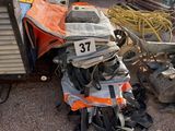 un tas d'objets divers posés par terre à côté d'un camion