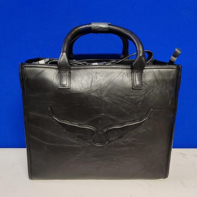sac à main en cuir noir orné d'un motif d'ailes sur le devant