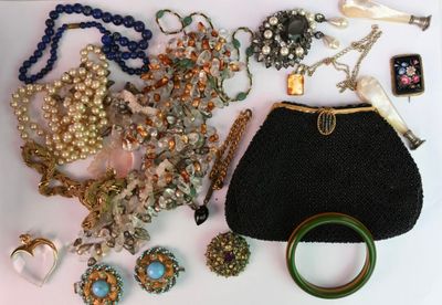 beaucoup de bijoux sur une surface blanche