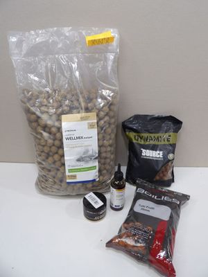 un sac de haricots, un sac d'huile et un sac de noix posés sur une table