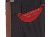 un vieux livre à la couverture noire et aux bordures rouges