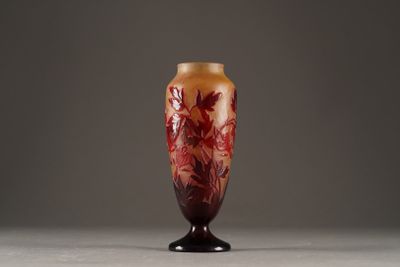 un vase en verre avec un motif rouge et jaune
