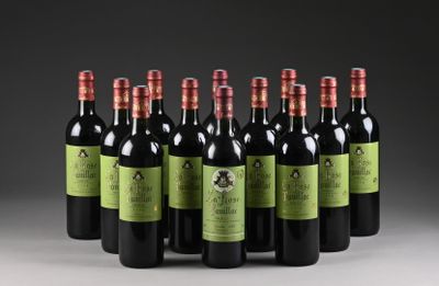 six bouteilles de vin rouge sont alignées