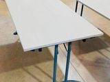 deux tables posées à même le sol dans l'entrepôt