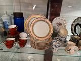 de nombreuses assiettes et tasses exposées dans une vitrine