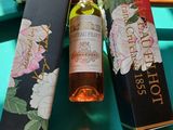 deux bouteilles de vin posées sur une table à côté d'une bouteille de vin