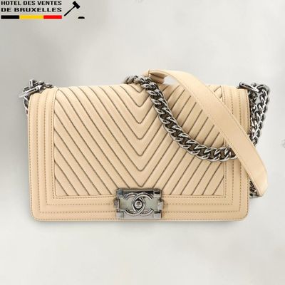 Sac Chanel à rabat en motif chevrons avec bandoulière en chaîne