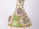 un vase vert et blanc orné de fleurs