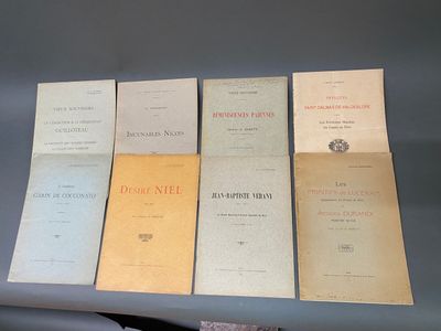 Plusieurs vieux livres sont alignés sur une table