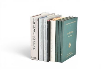 une pile de livres superposés sur une table