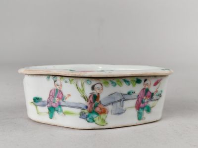 un bol blanc sur lequel est représentée une femme et un homme assis sur un banc