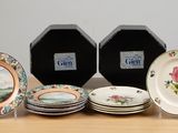 un grand nombre d'assiettes posées sur une table