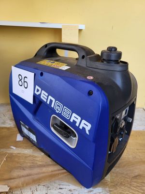 un générateur bleu et noir posé sur un plancher en bois
