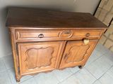 une armoire en bois avec deux tiroirs et une porte