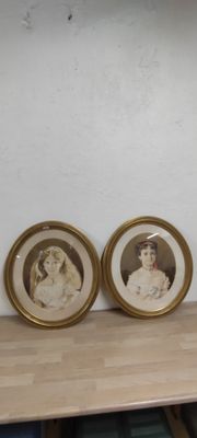trois photos encadrées représentant des femmes, posées sur une étagère dans une pièce