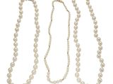 trois colliers de perles sur fond blanc