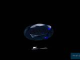 une image représentant un diamant bleu sur fond noir