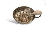une petite coupe en argent ornée d'un décor en or