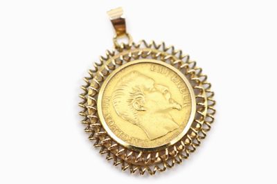 une image représentant un pendentif en forme de pièce d'or sur lequel figure le visage d'une femme