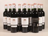 six bouteilles de vin sont alignées sur une table