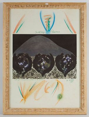 une photo d'une photo représentant une montagne et un ensemble de vases noirs
