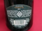 une bouteille de vin posée sur une table rouge