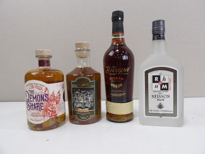 plusieurs bouteilles d'alcool sont alignées sur une table