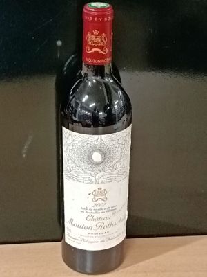 une bouteille de vin posée sur une table