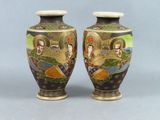 paire de vases asiatiques ornés de représentations de femmes et d'hommes