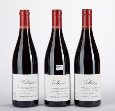 trois bouteilles de vin rouge posées côte à côte sur une table