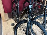 deux vélos garés l'un à côté de l'autre dans un magasin