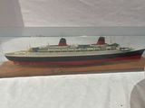 une maquette de bateau dans une vitrine
