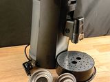 une photo d'une cafetière posée sur une table en bois
